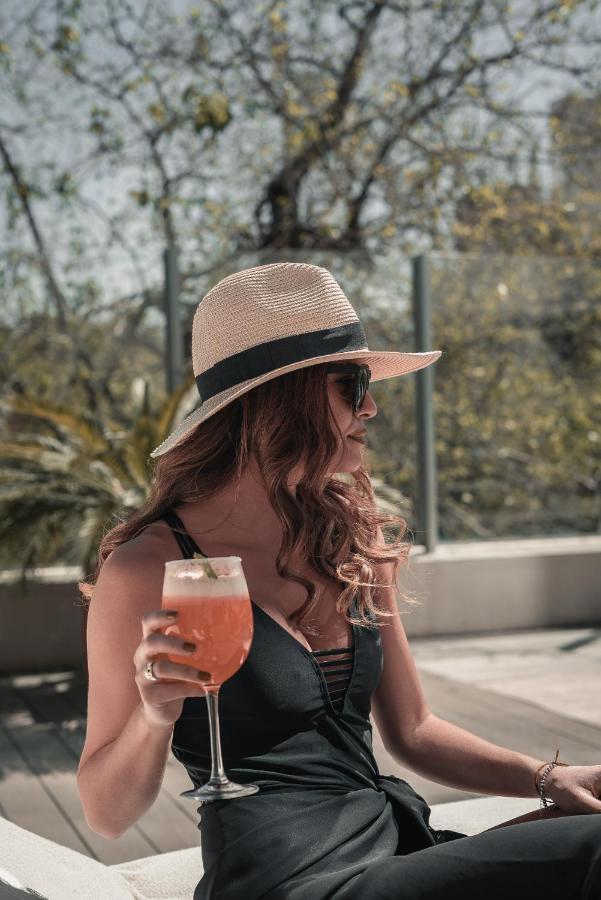 Diplomatichotel Мендоса Екстериор снимка A woman wearing a hat