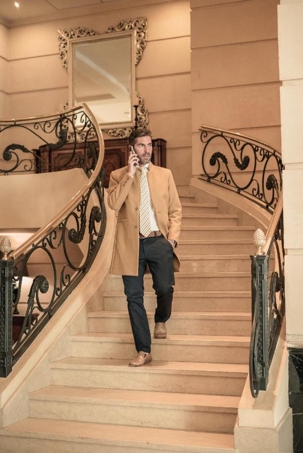 Diplomatichotel Мендоса Екстериор снимка A man wearing a camel coat
