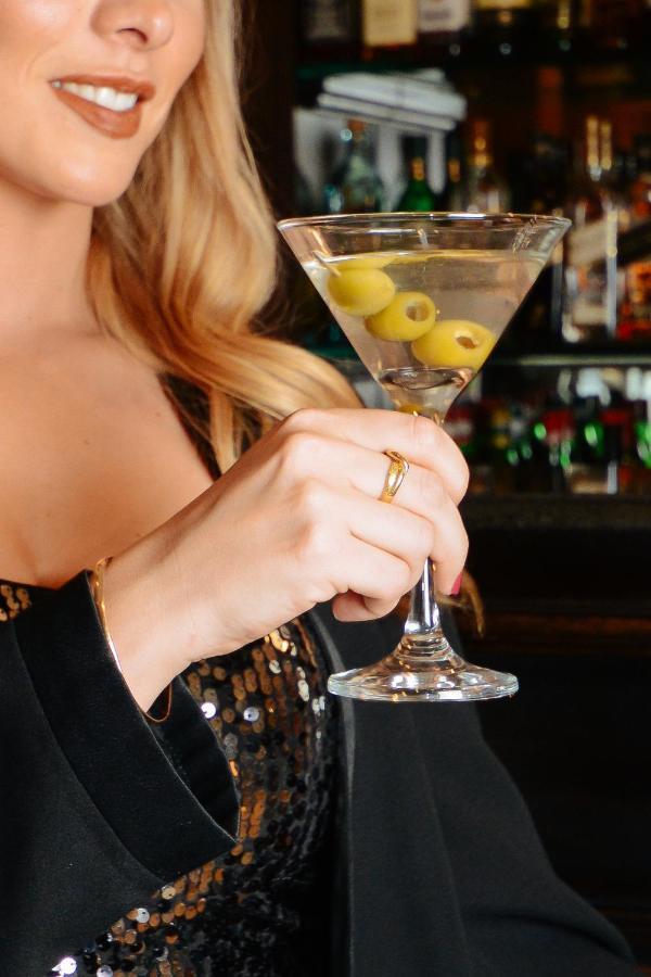 Diplomatichotel Мендоса Екстериор снимка A woman holding a martini