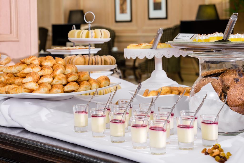 Diplomatichotel Мендоса Екстериор снимка A dessert buffet
