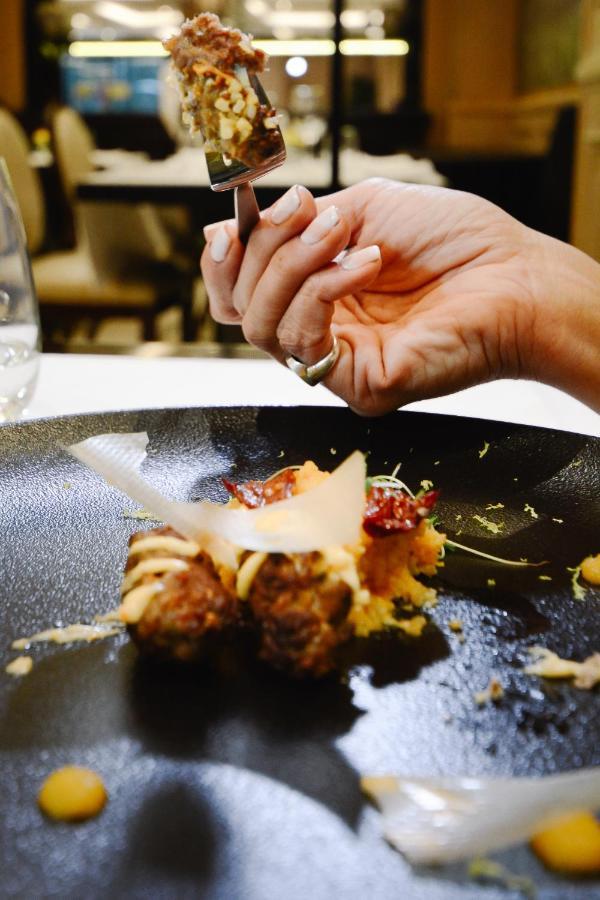 Diplomatichotel Мендоса Екстериор снимка Parmigiano-Reggiano being grated over a dish