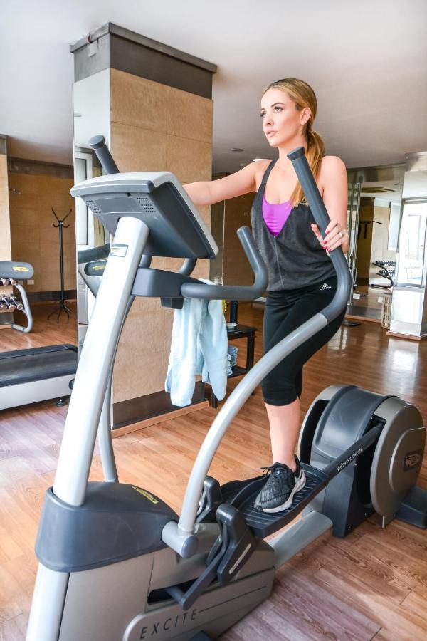 Diplomatichotel Мендоса Екстериор снимка A woman using a cross trainer